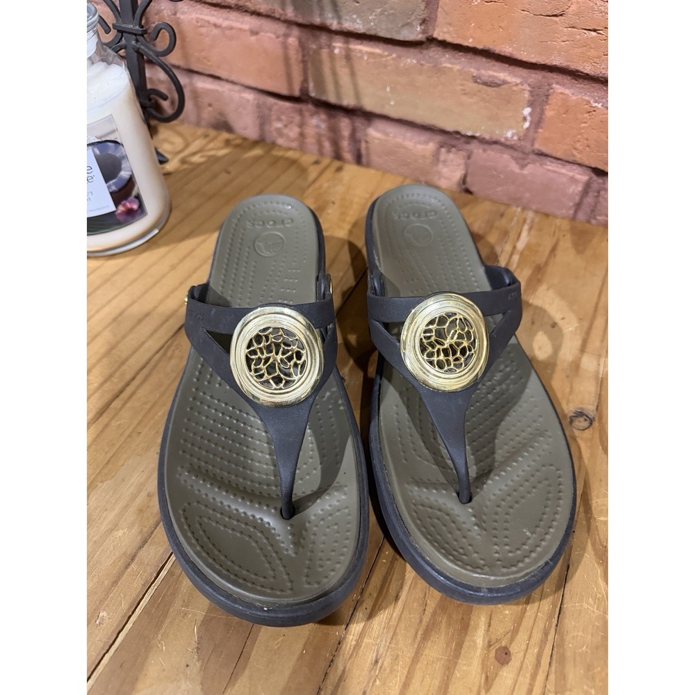 Crocs Womens Size 9 Sanrah Metal  Gold Coin Wedge Sandals Black Thong Flip Flops